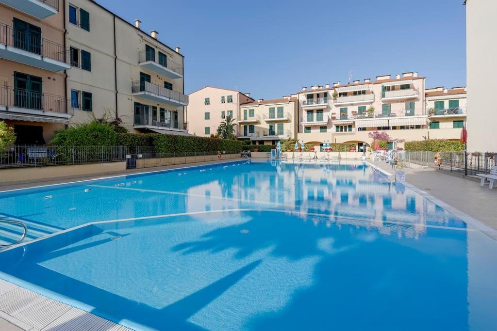 Fronte Mare-Piscina- Pista Ciclabile Apartment Imperia Exterior photo